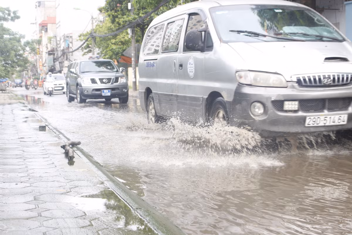 Theo người dân nơi đây cho biết, sở dĩ có tình trạng này là do đường cống thoát nước bị hỏng khiến nước tràn ra đường.