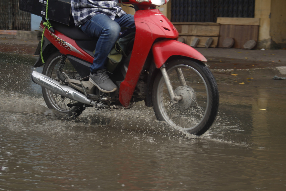 "Trời mưa, có đoạn nước ngập tới tận đầu gối và các cô không dám đi qua đây, phải đi vòng qua tuyến phố khác, rất khổ sở, trời nắng thì nước còn bốc mùi hôi thối nồng nặc." người dân cho hay.