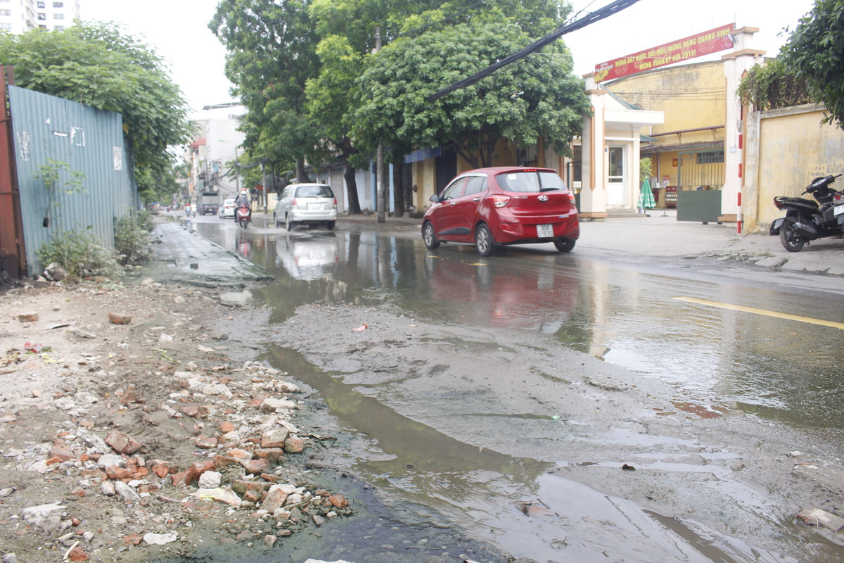 Bùn đất, cát thải tù đọng ngay trên mặt đường, choán hết lối đi của người đi bộ.