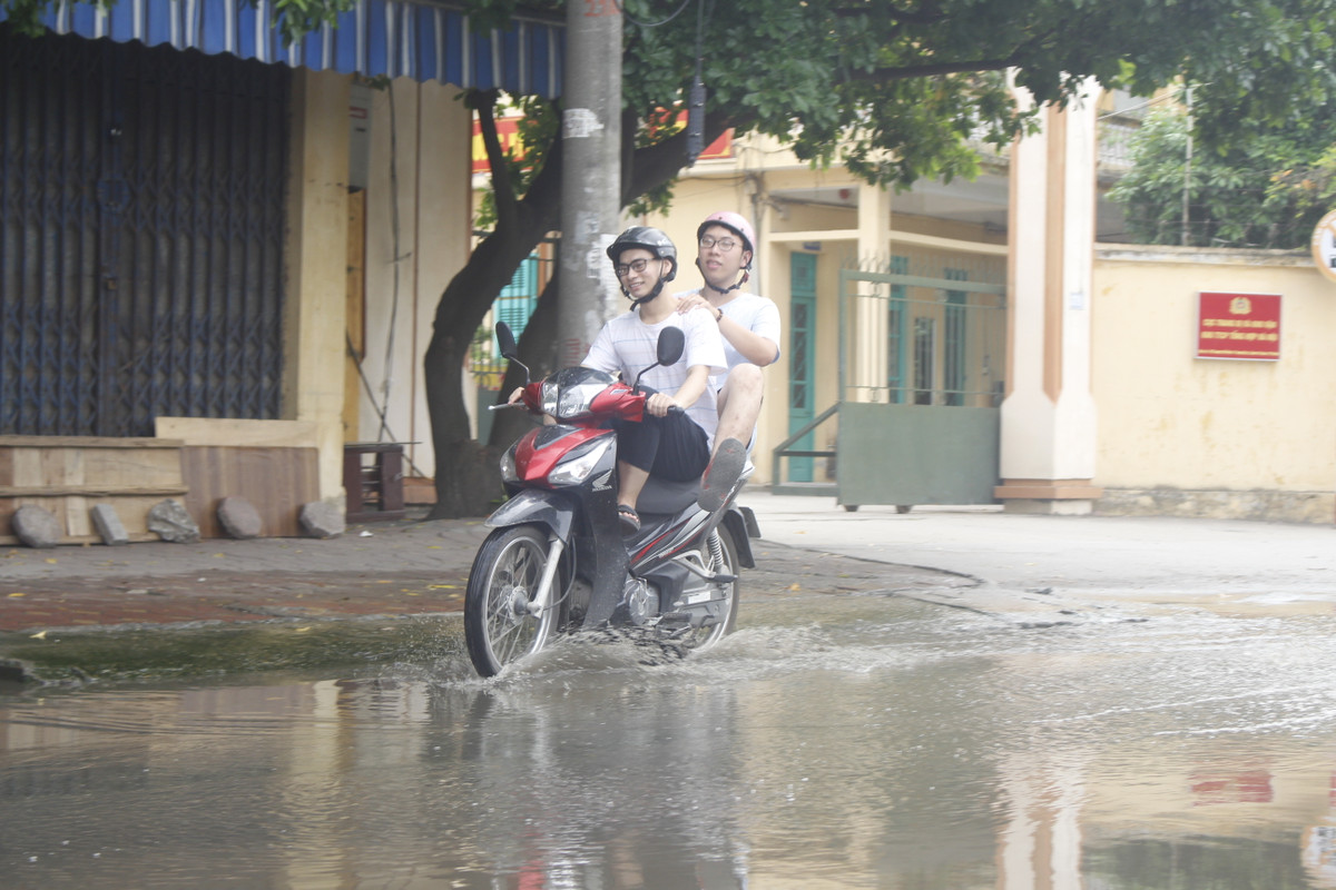 Bác Nguyễn Văn Thà cho hay: "Tình trạng này diễn ra từ đầu năm đến nay nhưng không hiểu sao không có cơ quan nào giải quyết, cứ để mặc con đường ngập nước thải như vậy."