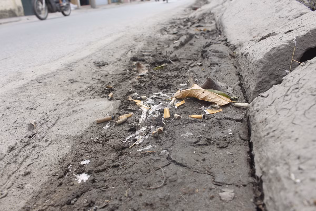 Mưa thì ngập, không mưa cũng vẫn ngập, trời nắng lên còn bụi vì đất cát của dòng nước thải còn sót lại trên mặt đường.