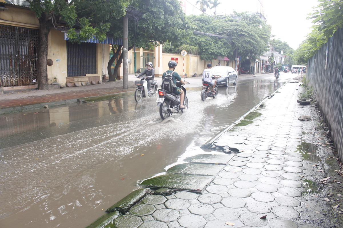 Đây là hình ảnh quen thuộc của đường Lương Thế Vinh (phường Trung Văn, quận Nam Từ Liêm, Hà Nội) suốt nhiều tháng qua. Mặc dù thời tiết Hà Nội đang trong thời gian nắng nóng gay gắt, nhưng 1 đoạn đường Lương Thế Vinh luôn trong tình trạng ngập nước như vừa trải qua trận mưa lớn.