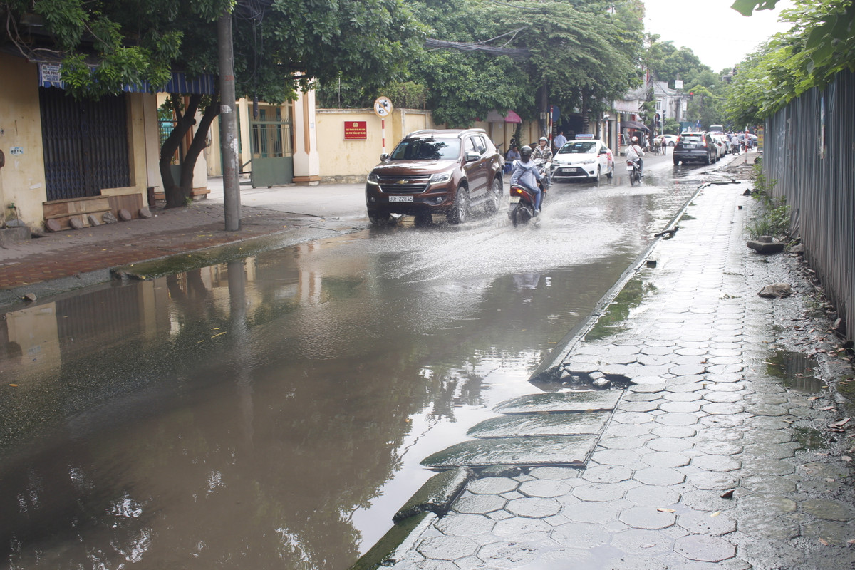 Nhiều người đi qua tuyến đường này phải lắc đầu ngao ngán.