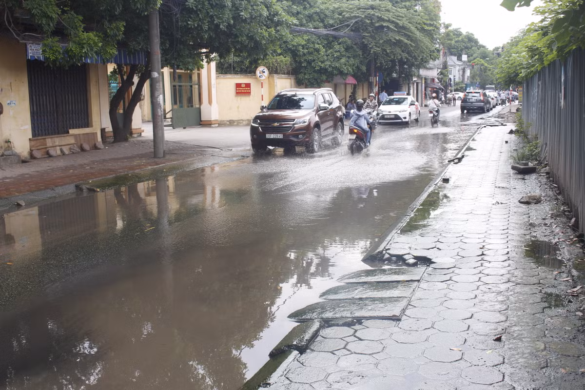 Nhiều người đi qua tuyến đường này phải lắc đầu ngao ngán.