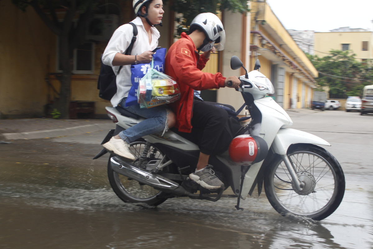 Nhiều người vừa đi phải vừa bịt mũi do nước thải tràn ra đường bốc mùi hôi thối. Đặc biệt là những ngày nắng nóng.
