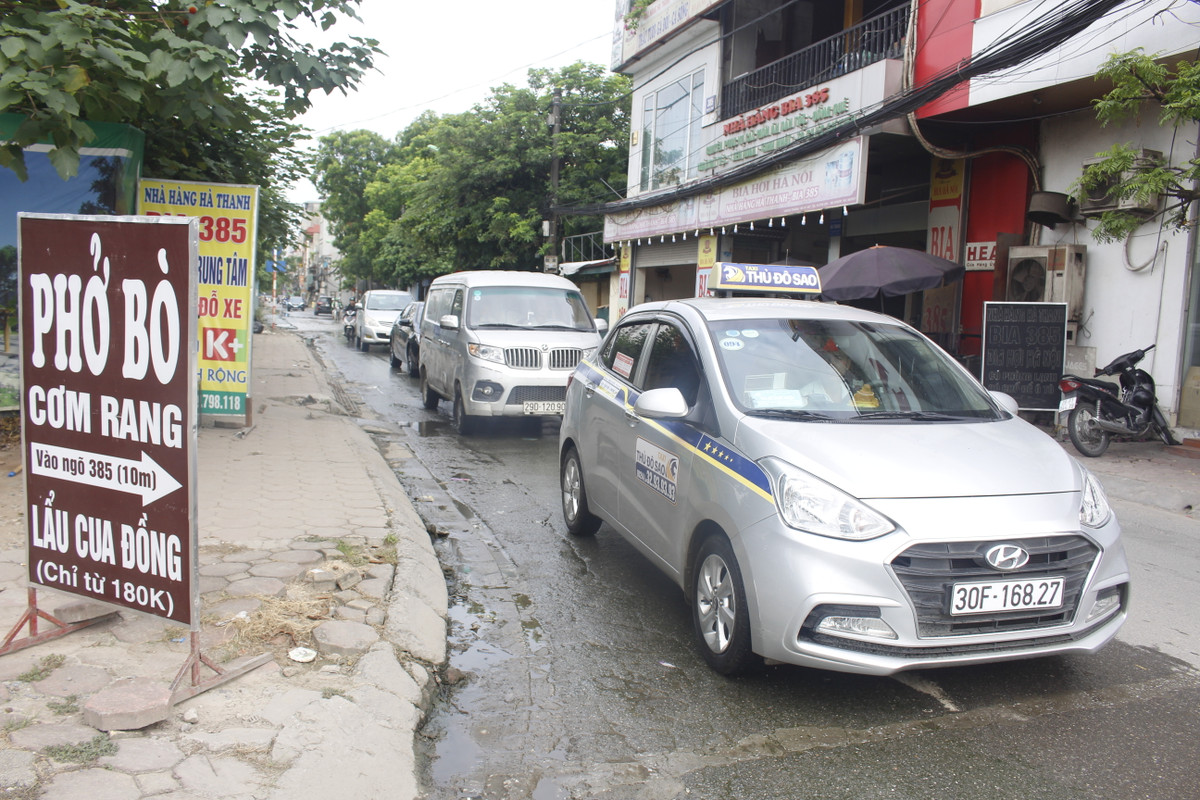 Nước còn ngập ra tới tận mặt đường Tố Hữu, các ô tô đi qua đây chạy chậm thì không sao chứ chạy nhanh là bắn hết nước lên mọi người rất bẩn thỉu.
