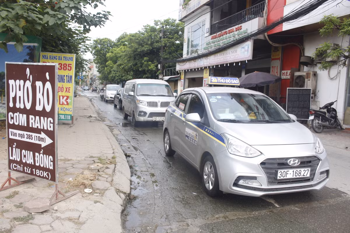 Nước còn ngập ra tới tận mặt đường Tố Hữu, các ô tô đi qua đây chạy chậm thì không sao chứ chạy nhanh là bắn hết nước lên mọi người rất bẩn thỉu.