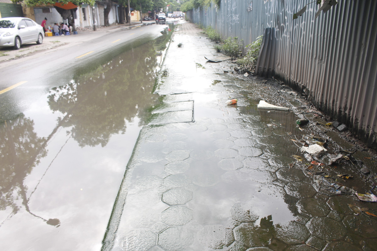 Những ngày nắng đã như vậy, còn những ngày mưa thì đường ngập cả một đoạn dài khiến người dân phải đi vòng đường để qua đoạn ngập.
