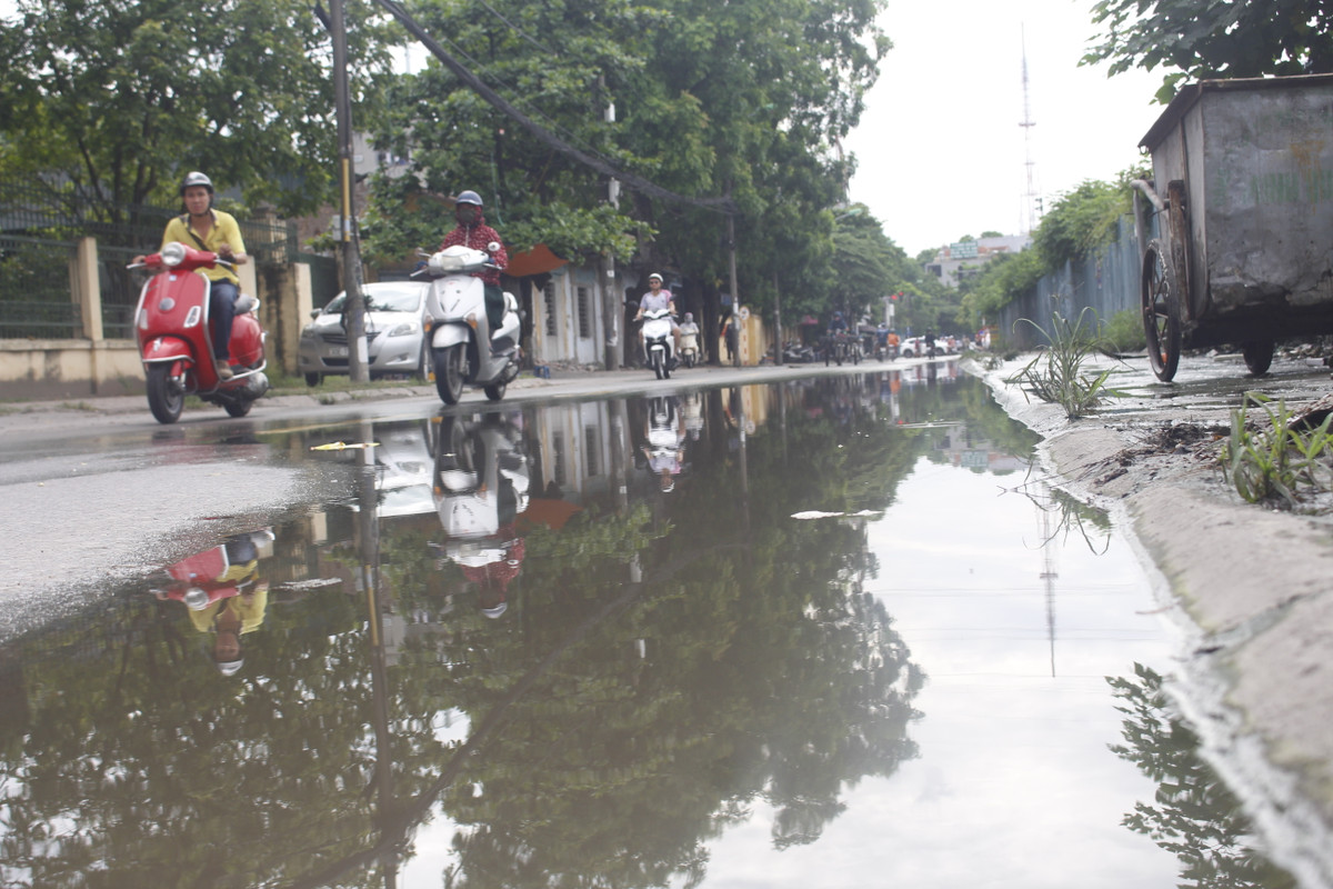 Giữa trưa nắng mà đường ngập như vừa có trận mưa lớn.
