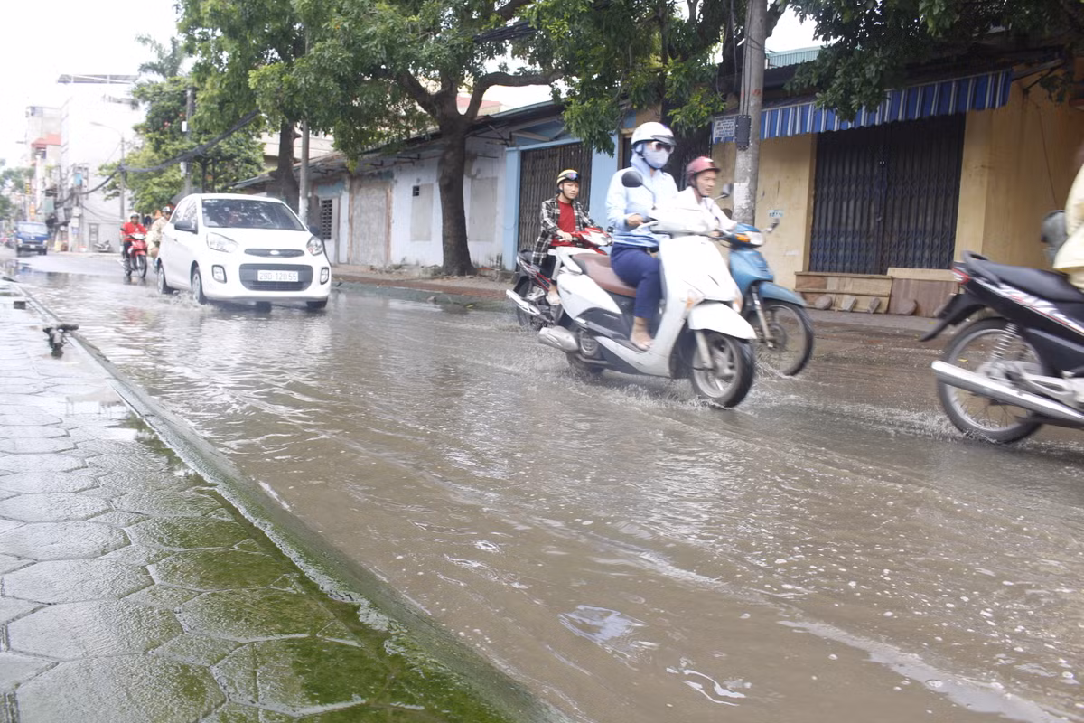 Nhiều tháng bị ngập nước khiến cho vỉa hè và mặt đường bị phủ lớp rêu gây trơn trượt nguy hiểm cho người tham gia giao thông.
