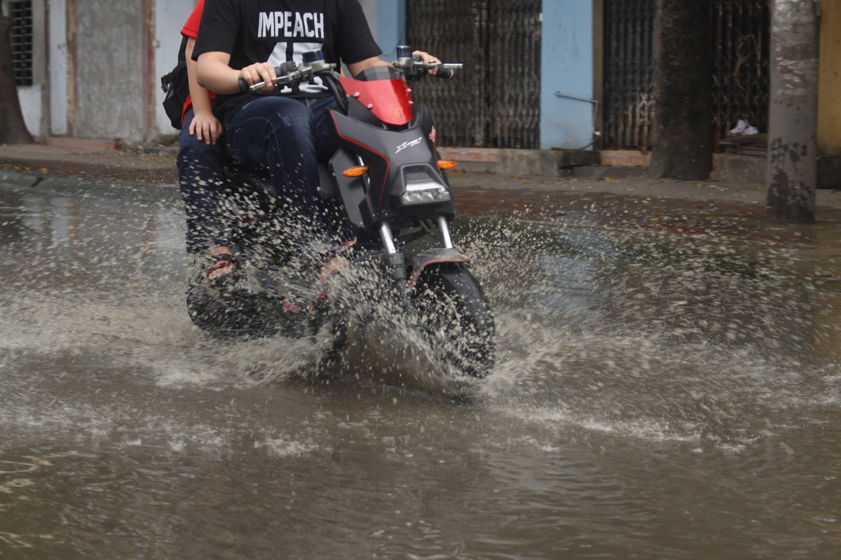 Học sinh đi qua đoạn ngập.