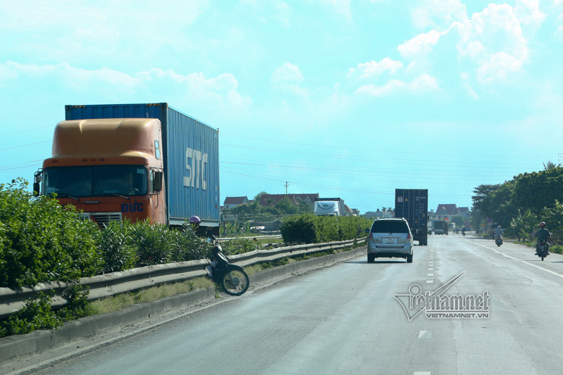 Nói về các vụ tai nạn vừa qua, ông Hạnh cho rằng, một vụ tai nạn do rất nhiều yếu tố tạo nên. Trong đó phải kể đến tình trạng tự phá dỡ rào. Quốc lộ 5 do Bộ GTVT quản lý nên chính quyền địa phương không có thẩm quyền xử lý.