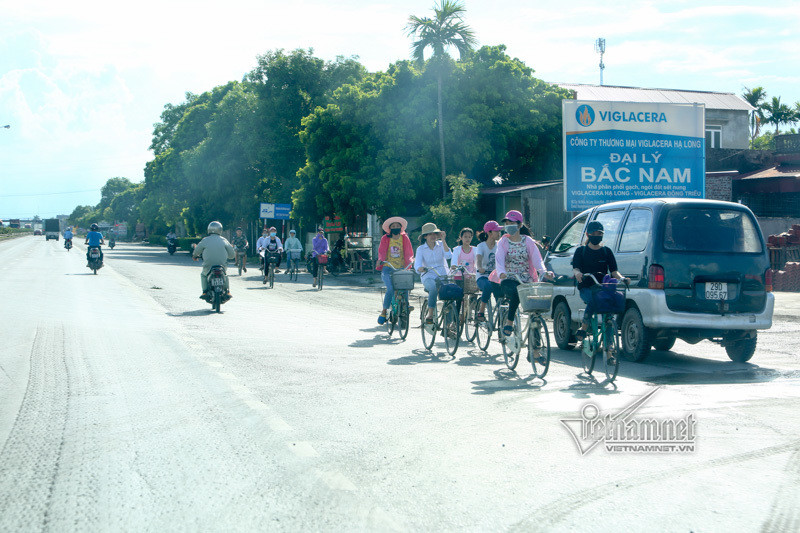 Công nhân các khu công nghiệp 2 bên đường khi tan ca cũng đạp xe ngược chiều