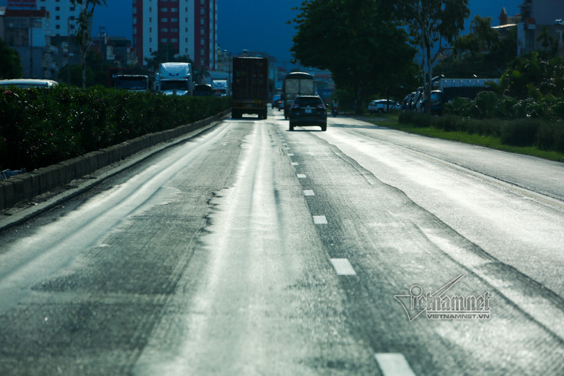 Đoạn qua huyện Kim Thành mặt đường lồi lõm, nhiều vệt hằn lún