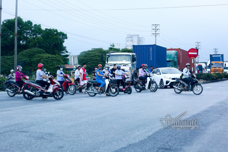 Vào giờ cao điểm, rất nhiều xe máy qua đường tại những điểm mở nhưng không có đèn tín hiệu giao thông