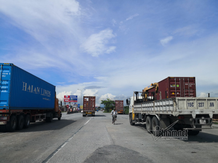 Không chỉ có vậy, đoạn qua huyện Kim Thành (Hải Dương) xuất hiện nhiều lối sang đường, hầu hết là do người dân tự mở. Hiện trường vụ tai nạn thảm khốc hôm 23/7 làm 5 người thiệt mạng cũng là một điểm do người dân tự mở để sang đường. Theo nhiều người dân ở huyện Kim Thành, dù biết nguy hiểm nhưng để rút ngắn quãng đường, họ vẫn chọn qua đường ở các lối mở tự phát này.