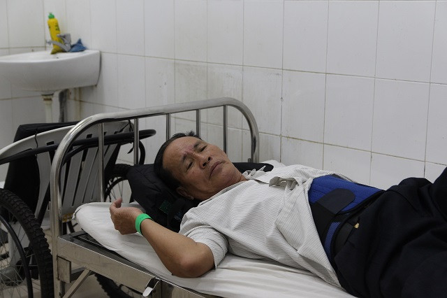 Nan nhan bang hoang ke lai giay phut xe khach doi dau voi xe tai