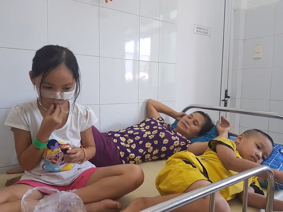 Nan nhan bang hoang ke lai giay phut xe khach doi dau voi xe tai-Hinh-2