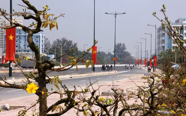 Người dân sống ở khu vực dự án đường Phạm Văn Đồng đi qua vô cùng phấn khởi, vui mừng khi tuyến nội ô đẹp nhất Sài Gòn này chính thức thông xe toàn tuyến đúng vào dịp Tết cổ truyền.