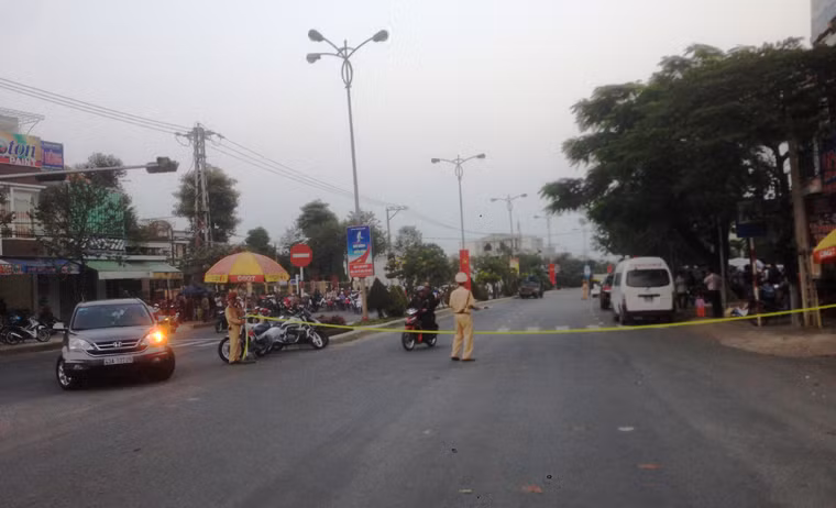 Nguoi dan do ve vinh biet ong Nguyen Ba Thanh o tu gia