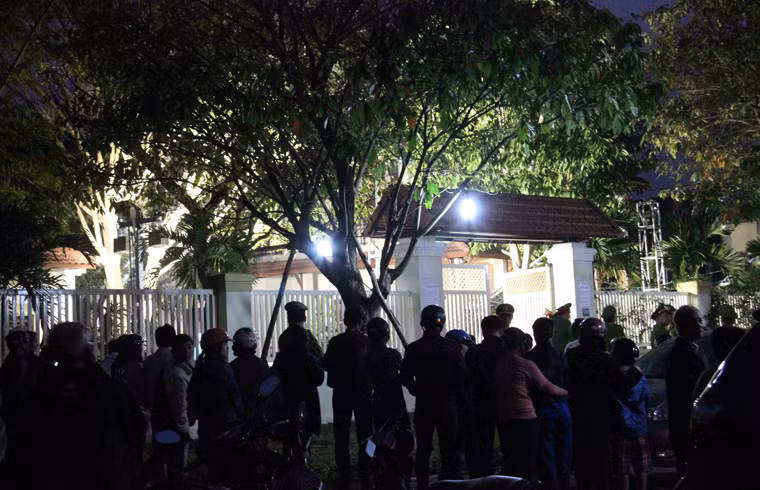 Đêm về, đèn trong sân nhà ông Nguyễn Bá Thanh sáng rực. Dòng người vẫn cố nén bên ngoài để tiếc thương ông.