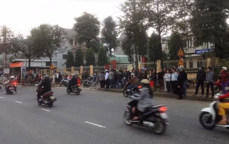 Ngay khi biết tin ông Nguyễn Bá Thanh qua đời, hàng nghìn người dân từ khắp các quận, huyện Đà Nẵng, thậm chí cả ở Hội An, Quảng Nam...cũng đã đến viếng.