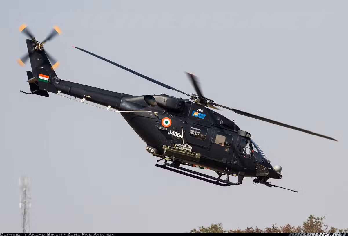 Theo Tạp chí Jane's, Quân đội Ấn Độ đang có kế hoạch triển khai ít nhất một phi đoàn máy bay trực thăng tấn công Rudra tới tỉnh Assam - đông bắc Ấn Độ - đây là tỉnh có đường biên giới giáp với Trung Quốc. Nguồn ảnh: Airlines.net