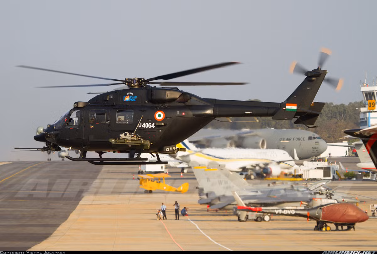 "Trước cuối năm nay, một phi đoàn Không quân Lục quân Ấn Độ (AAC) bao gồm 12 trực thăng tấn công Rudra Mk IV sẽ được triển khai tới căn cứ quân sự Likabali, nằm cách thủ phủ tỉnh Assam 477km về phía Bắc", quan chức quân sự nói với Jane's. Nguồn ảnh: Airlines.net