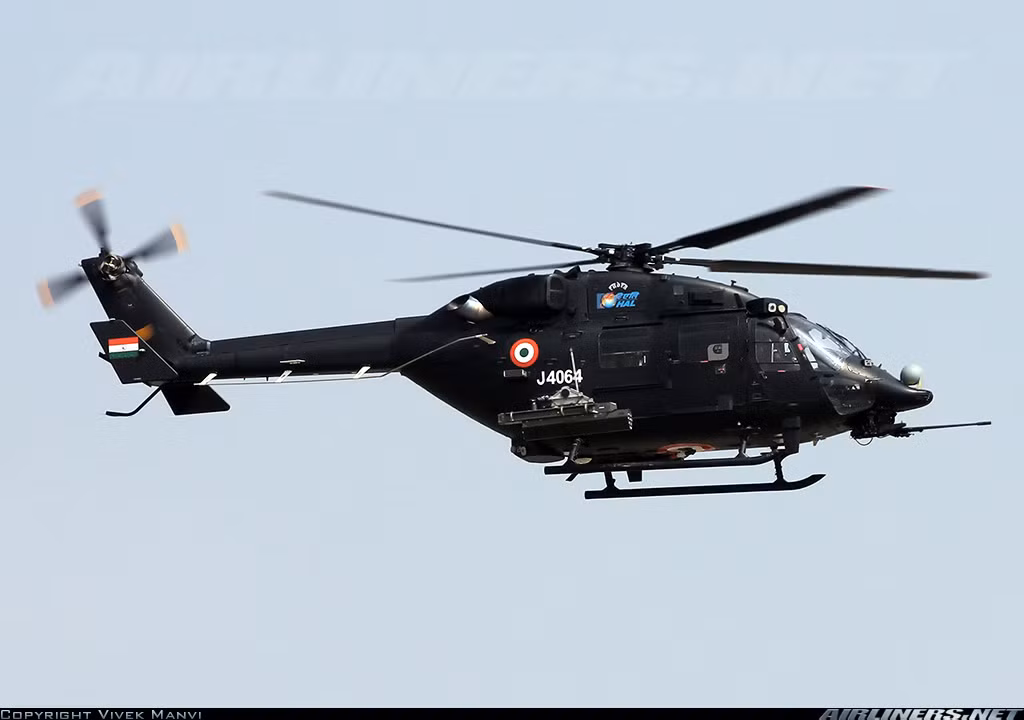 Ngoài ra, cabin máy bay có thể chở tới 12 người hoặc 4 cáng cứu thương, do đó Rudra Mk IV hoàn toàn đủ khả năng vừa làm nhiệm vụ vận tải, vừa chi viện hỏa lực. Máy bay được trang bị cặp động cơ tuabin trục Shkati được Ấn Độ chế tạo theo mẫu Turbomeca của Pháp, tốc độ bay đạt được là 290km/h, bán kính chiến đấu 320km, tầm bay xa nhất 827km, đặc biệt trần bay lên tới hơn 6.000m. Nguồn ảnh: Airlines.net