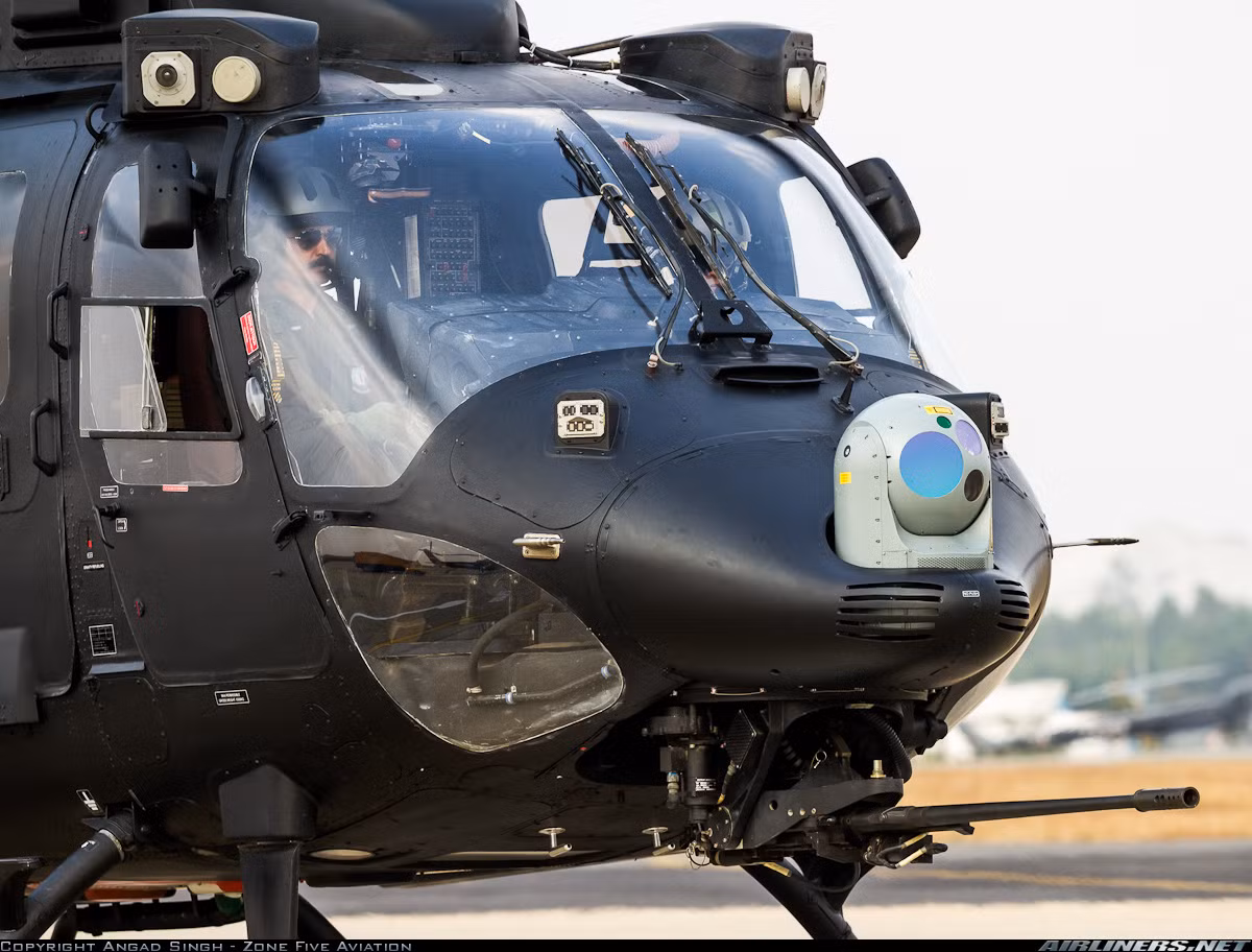 Về trang bị vũ khí, trực thăng Rudra Mk IV được tích hợp pháo tự động 20mm M621 ở đầu mũi, đạt tốc độ bắn chừng 800 phát/phút, dùng đạn cỡ 20x102mm với sơ tốc 1.005m/s (đạn xuyên giáp có vạch đường) và 985mm với đạn nổ phá... Nguồn ảnh: Airlines.net