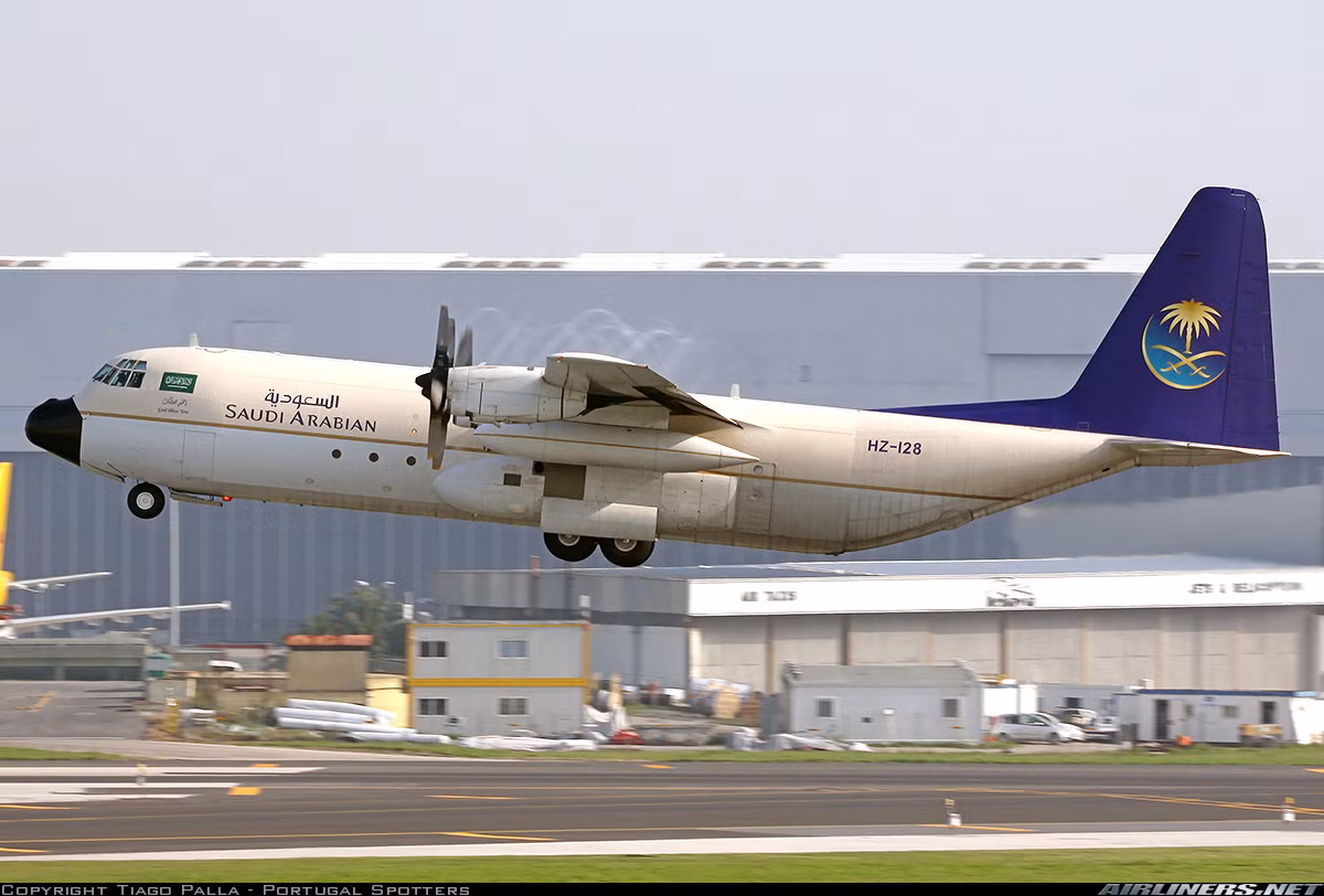 Đáng chú ý, L-100 Hercules là phiên bản dân sự của dòng máy bay C-130. Tuy nhiên nó vẫn được trang bị phổ biến cho không quân các nước sử dụng thay vì là các hãng hàng không dân sự. Nguồn ảnh: Airlines.net