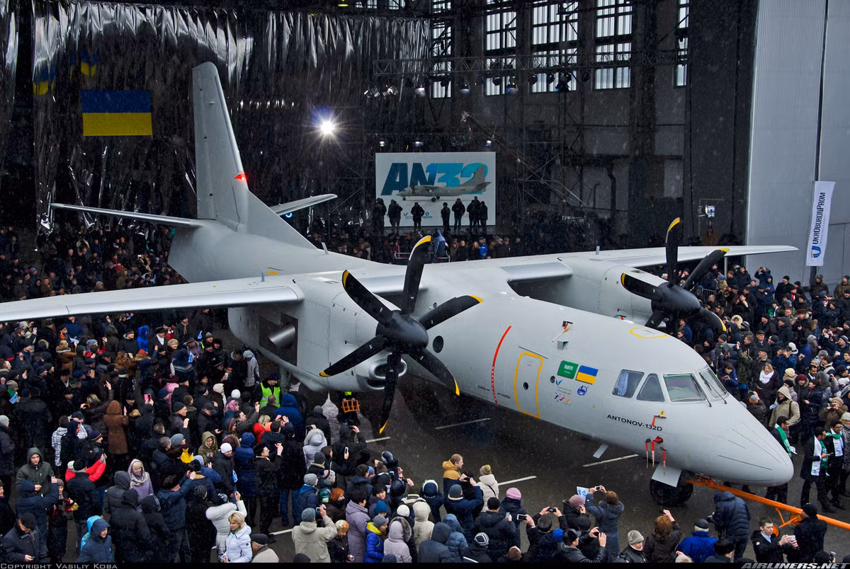 Kinh ngạc thay, dù là một quốc gia chuộng hàng Mỹ, tuy nhiên vài năm gần đây Ả Rập Xê-út bất ngờ đặt mua hàng loạt mẫu máy bay vận tải tới từ Ukraine. Ví dụ như là đơn hàng mua 6 chiếc vận tải cơ hạng trung An-132D. Nguồn ảnh: Airlines.net