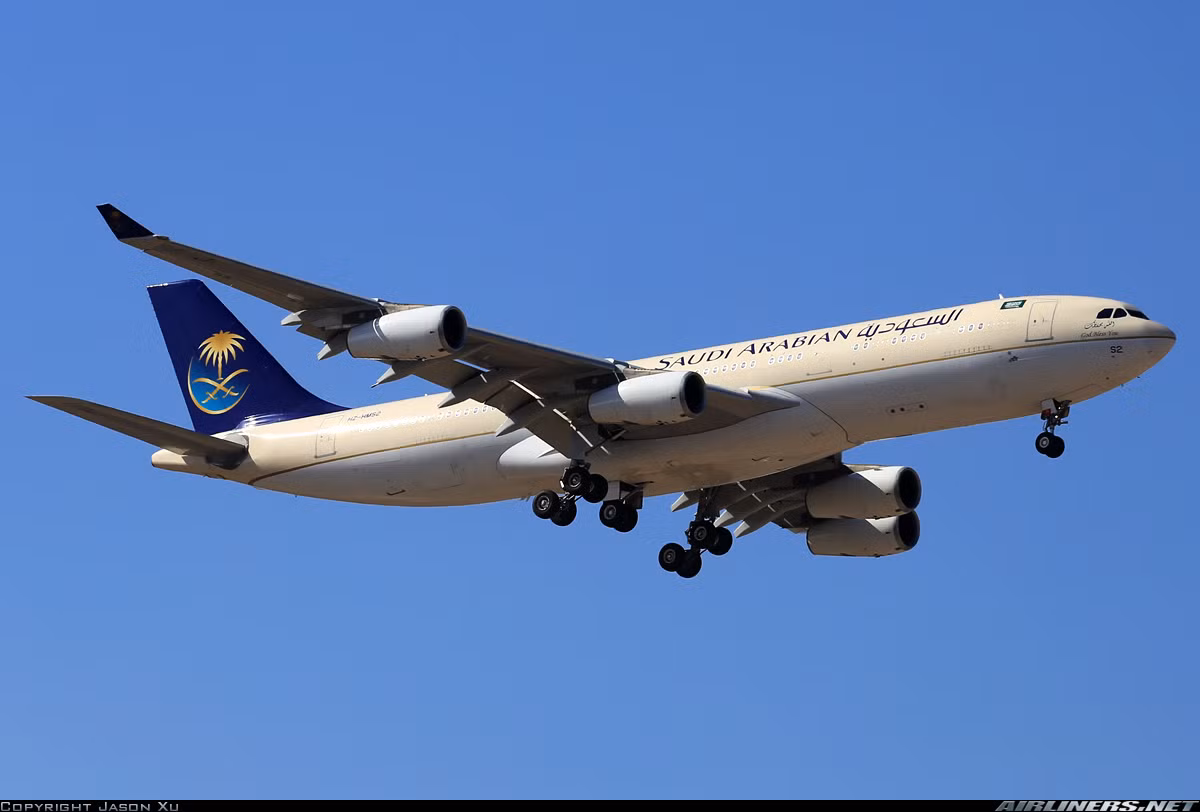 Cùng với A330, Ả Rập Xê-út còn vung 87 triệu USD sắm nguyên một máy bay chở khách thân rộng, tầm xa Airbus A340 chỉ để phục vụ cho các VIP. Nguồn ảnh: Airlines.net