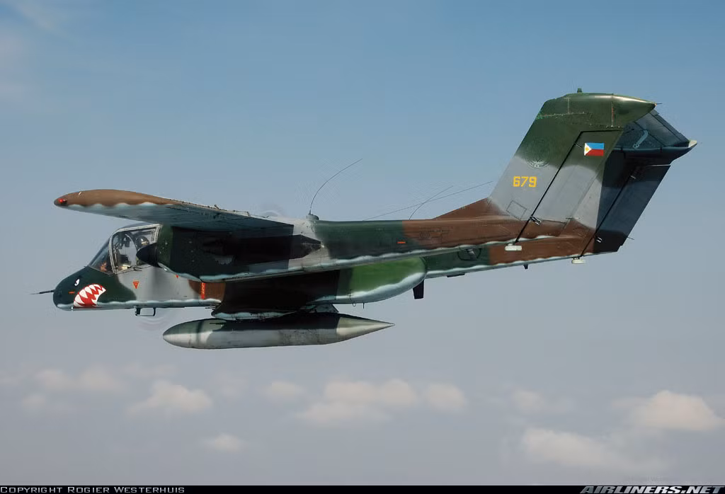 Máy bay OV-10 thiết kế theo kiểu 2 thân, 2 đuôi, 2 động cơ turboprop - thiết kế này được đánh giá là phù hợp OV-10 có khả năng cất hạ cánh đường băng ngăn, thậm chí là cất hạ cánh trên cả tàu sân bay mà không cần máy phóng hay dây hãm đà. Buồng lái máy bay được thiết kế với hai chỗ ngồi, cung cấp tầm nhìn rất tốt từ trên xuống dưới. Nguồn ảnh: Airlines.net