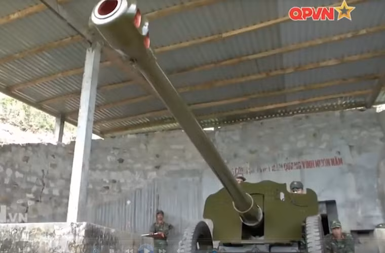 D-44 85mm vốn là một khẩu pháo chống tăng, cho nên nó được xem là rất phù hợp chống lại các loại xe thiết giáp đổ bộ, xe tăng bơi hay thậm chỉ cả các tàu chở quân đổ bộ nhỏ. Nguồn ảnh: Kênh QPVN
