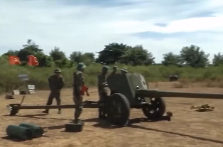 Thực tế, trong cuộc kháng chiến chống Mỹ cứu nước, pháo chống tăng D-44 85mm đã được Việt Nam sử dụng để đấu pháo với các chiến hạm Mỹ xâm phạm lãnh hải miền Bắc. Giai đoạn 1966-1968, theo thống kê chính thức của Hải quân Mỹ, tuy không có tàu nào bị bắn chìm, nhưng pháo bờ biển miền Bắc Việt Nam đã bắn cháy và gây hư hại nặng cho ít nhất 19 tàu các loại. Nguồn ảnh: Kênh QPVN