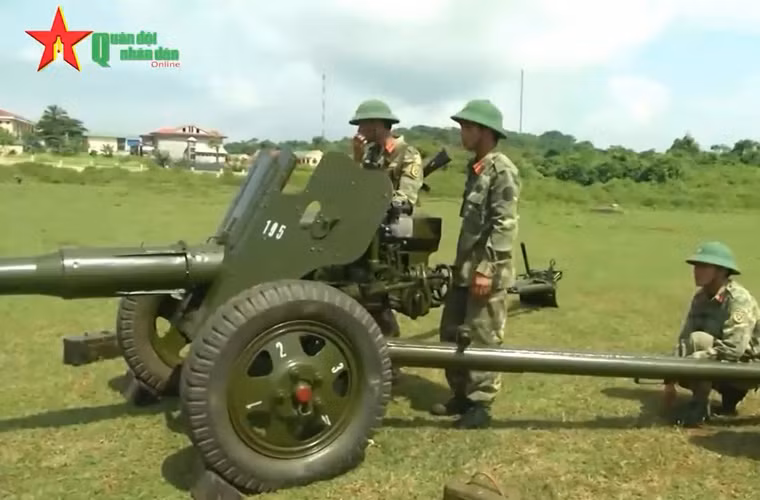 Có lẽ chính vì những chiến tích đó mà tới nay Quân đội Nhân dân Việt Nam vẫn sử dụng D-44 85mm cho nhiệm vụ phòng thủ biển, đảo tổ quốc. Trong ảnh, kíp pháo thủ D-44 85mm thuộc tiểu đoàn hỗn hợp bảo vệ đảo Cồn Cỏ đang huấn luyện. Nguồn ảnh: Kênh QPVN