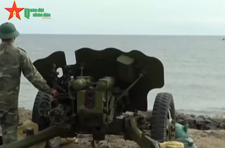 Tầm bắn hiệu quả của pháo đạt 1.150m, tối đa lên tới 15,65km. Pháo được trang bị nhiều loại đạn như: đạn xuyên giáp dưới cỡ tốc độ cao BR-365P xuyên 100mm thép ở cự ly 1.000m với góc chạm 90 độ hoặc đạn BR-367P xuyên 180mm thép; đạn nỗ lõm BK-2M có thể xuyên 300mm thép đồng nhất và đạn nổ phá O-365K. Nguồn ảnh: Kênh QPVN