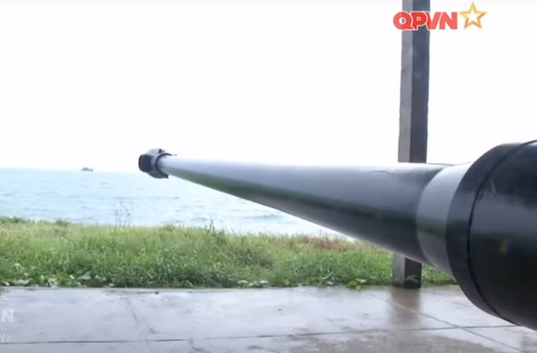 Dù tầm bắn hạn chế trên biển, độ chính xác không cao, tuy nhiên với ưu thế số lượng tạo nên mật độ hỏa lực lớn, pháo binh vẫn được nhiều quốc gia trong đó có Việt Nam sử dụng để phòng thủ đảo, bờ biển chống lại các cuộc tấn công đổ bộ đường biển của đối phương. Hiện nay, một trong những loại pháo được lực lượng phòng thủ bờ biển, đảo của Việt Nam ưa dùng là khẩu pháo D-44 85mm do Liên Xô sản xuất. Nguồn ảnh: Kênh QPVN