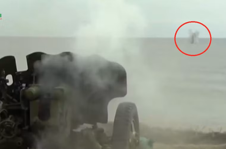 Trong ảnh, pháo D-44 85mm khai hỏa chính xác tiêu diệt mục tiêu tầm gần trên mặt biển. Với sức xuyên giáp từ 100-300mm, D-44 85mm thừa sức “thịt” hầu hết vỏ thép các tàu đổ bộ, xe thiết giáp đổ bộ, xe chiến đấu lội nước hay xe tăng lội nước vốn có phần giáp thường chỉ dày vài chục mm. Nguồn ảnh: Kênh QPVN