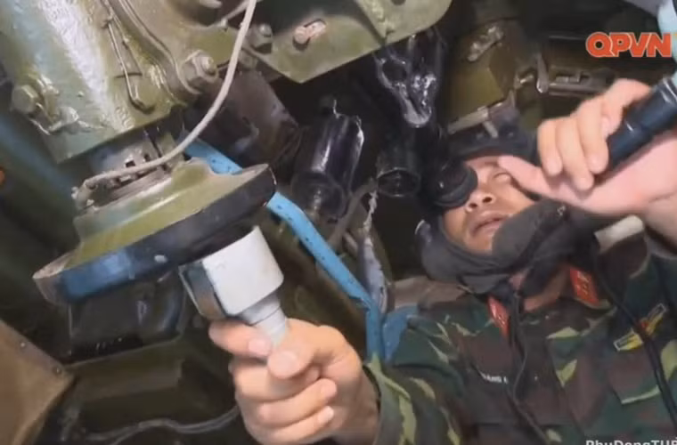 Các hình ảnh xe tăng lội nước PT-76B không thiếu trong hoạt động bảo quản, diễn tập, thế nhưng không gian trong tháp pháo của nó thì rất hiếm được công bố. Mãi gần đây, kênh Quốc phòng Việt Nam mới giới thiệu một vài hình ảnh hiếm hoi bên trong tháp pháo PT-76B. Nguồn ảnh: Kênh Quốc phòng Việt Nam
