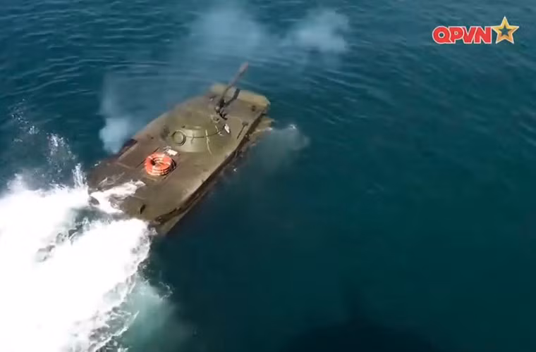 Nhờ hệ thống ổn định 2 trực STP-2P Zarya 2, xe tăng PT-76B có thể khai hỏa chính xác mục tiêu trong khi đang hành tiến. Thậm chí, ngay cả khi đang di chuyển trên mặt nước, pháo D-56TS vẫn có thể tấn công chính xác mục tiêu. Trong ảnh, xe tăng PT-76B khai hỏa ngay trên mặt nước biển trong cuộc diễn tập đổ bộ đường biển năm 2016. Nguồn ảnh: Kênh Quốc phòng Việt Nam