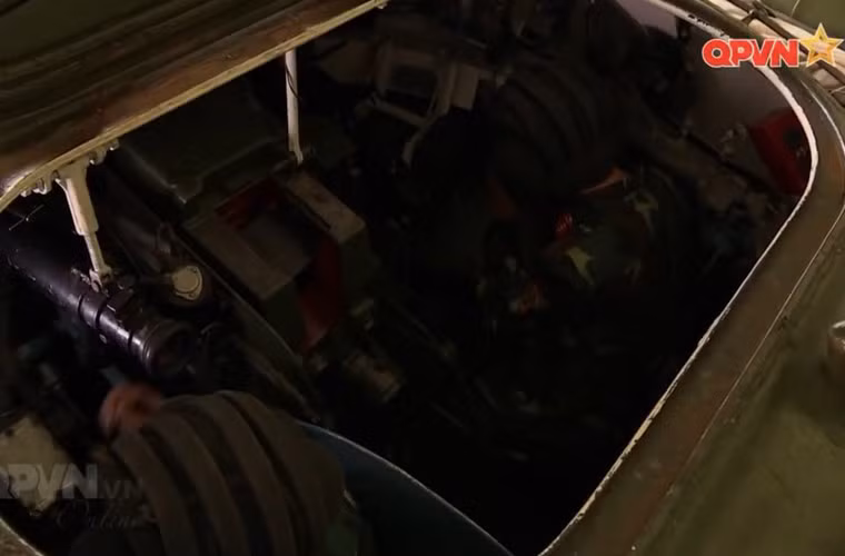 Tháp pháo PT-76B được vận hành bởi hai chiến sĩ gồm pháo thủ (kiêm nạp đạn) và trưởng xe. Trong đó, trưởng xe kiêm nhiệm việc ngắm – bắn tác chiến. Nguồn ảnh: Kênh Quốc phòng Việt Nam