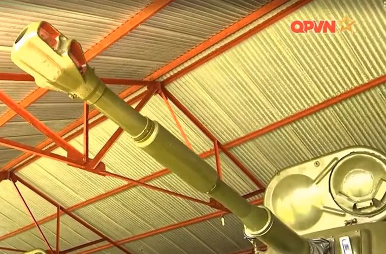 Pháo chính PT-76B được trang bị bọng hút khói ở giữa thân nòng pháo rút tránh khói thuốc đạn pháo đẩy ngược vào trong khoang lái. Nguồn ảnh: Kênh Quốc phòng Việt Nam