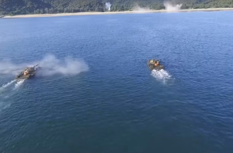 Pháo D-56TS 7,62mm của xe tăng PT-76 được trang bị nhiều loại đạn gồm: đạn xuyên giáp sơ tốc cao BM-354P có tầm bắn hiệu quả 650m, xuyên giáp dày 127mm hoặc 60mm ở góc chạm 60 độ cách 2.000m; đạn nổ chống tăng BK-350M có tầm bắn hiệu quả 650m, tối đa 1.000m; đạn nổ phá mảnh OF-350 đạt tầm bắn hiệu quả 600m, tầm bắn tối đa 4.000m. Nguồn ảnh: Kênh Quốc phòng Việt Nam