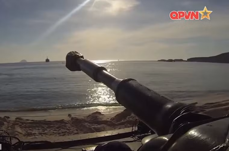 PT-76B được trang bị khẩu pháo D-56TS 76,2mm đạt tốc độ bắn nhanh tới 7 phát/phút. Nguồn ảnh: Kênh Quốc phòng Việt Nam