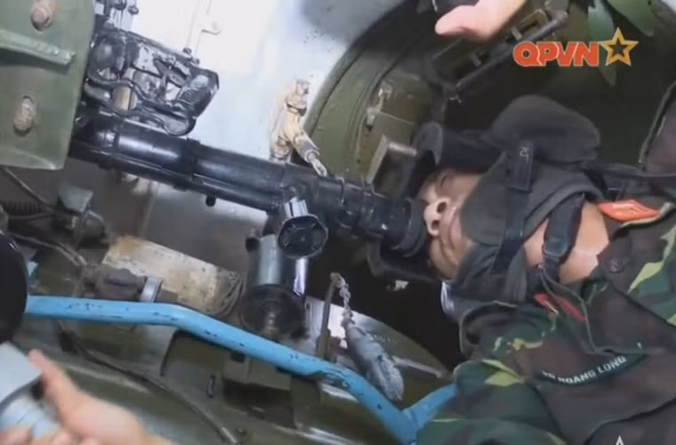 Vì được sản xuất cách đây nửa thế kỷ, cho nên không lạ khi PT-76B thiếu vắng các hệ thống điều khiển hỏa lực tiên tiến. Thay vào đó, nó chỉ có kính ngắm quang học cho các thành viên trong xe chiến đấu. Nguồn ảnh: Kênh Quốc phòng Việt Nam