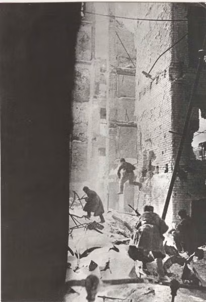 Các chiến sĩ Hồng quân bám trụ chiến tuyến là những con phố nhỏ. Nguồn ảnh: WHO