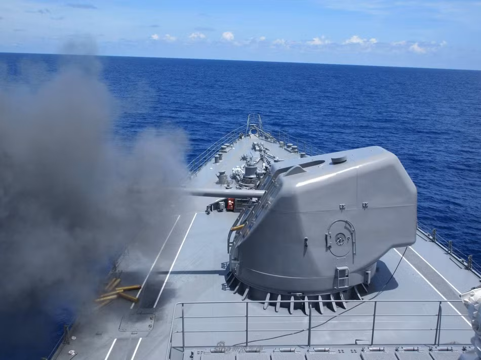 Pháo hạm 127mm trên chiến hạm hộ tống của Nhật Bản khai hỏa. Nguồn ảnh: Sina