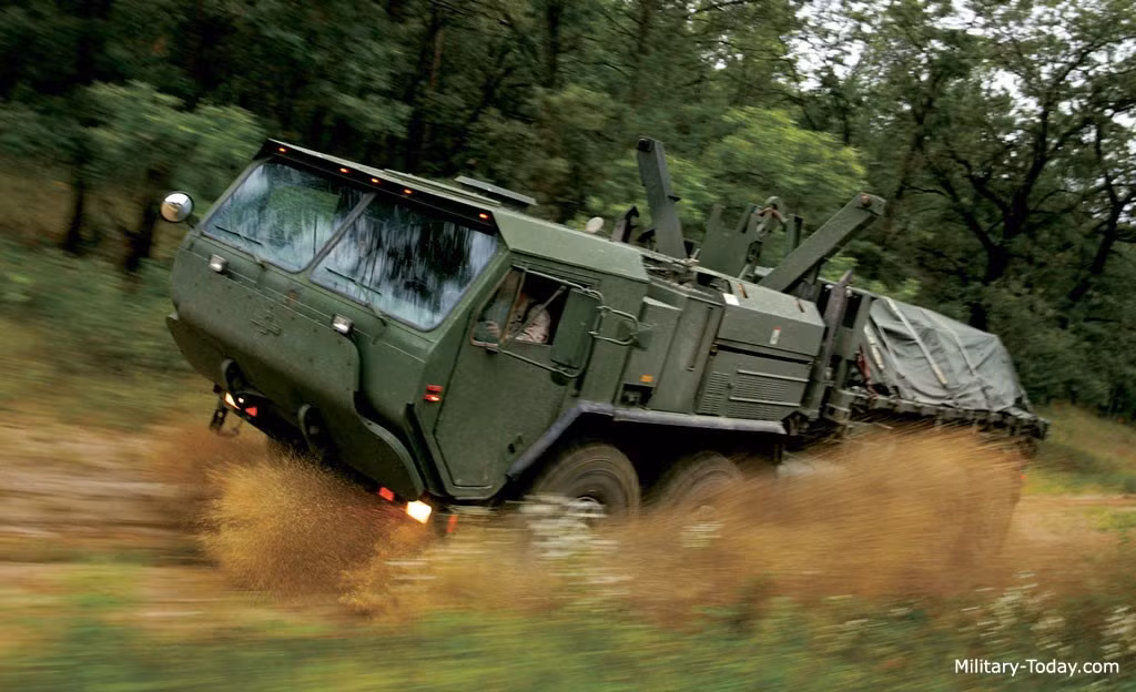 Oshkosh LVSR, Mỹ. Dòng xe tải quân sự nặng nhất trong danh sách được chế tạo và đưa vào sử dụng trong Thủy quân lục chiến Mỹ từ năm 2006. Xe có cấu hình 10x10 bánh, có thể chở theo từ 12-20 tấn hàng hóa, kéo pháo, rơ moóc và nhiều ứng dụng khác. Ảnh: Military-today.